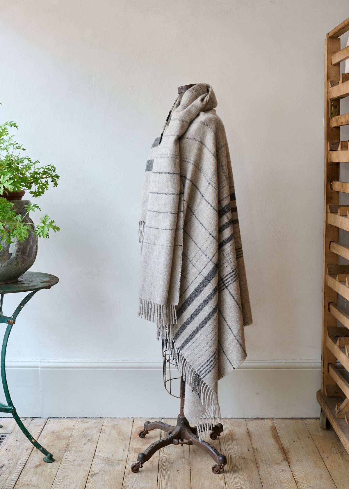 pale-grey-alpaca-blanket-with-check-pattern