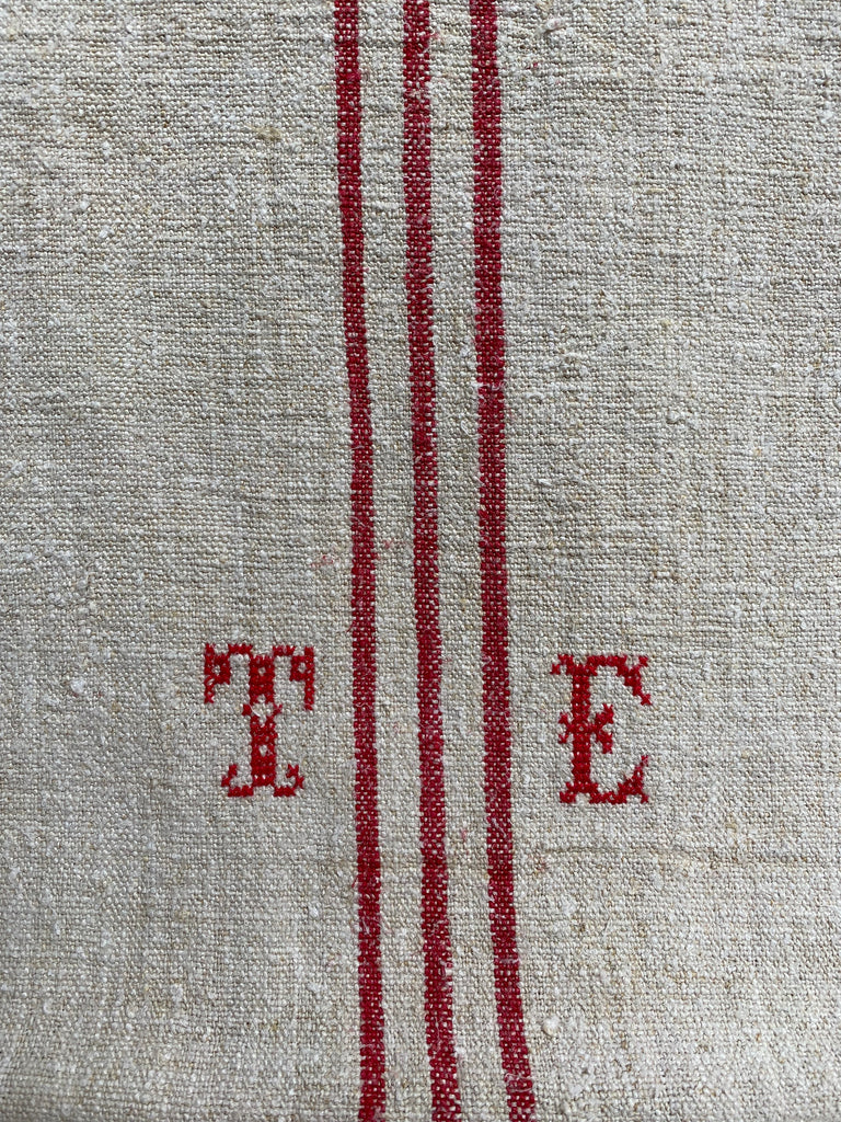 No. 89 – red "T E" initial and stripes – 107 x 45cm 