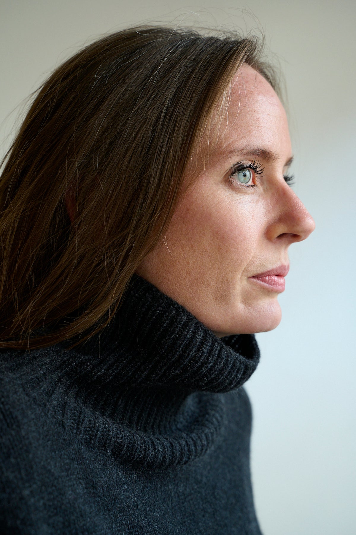 Charcoal roll neck jumper detail in lambswool and cashmere