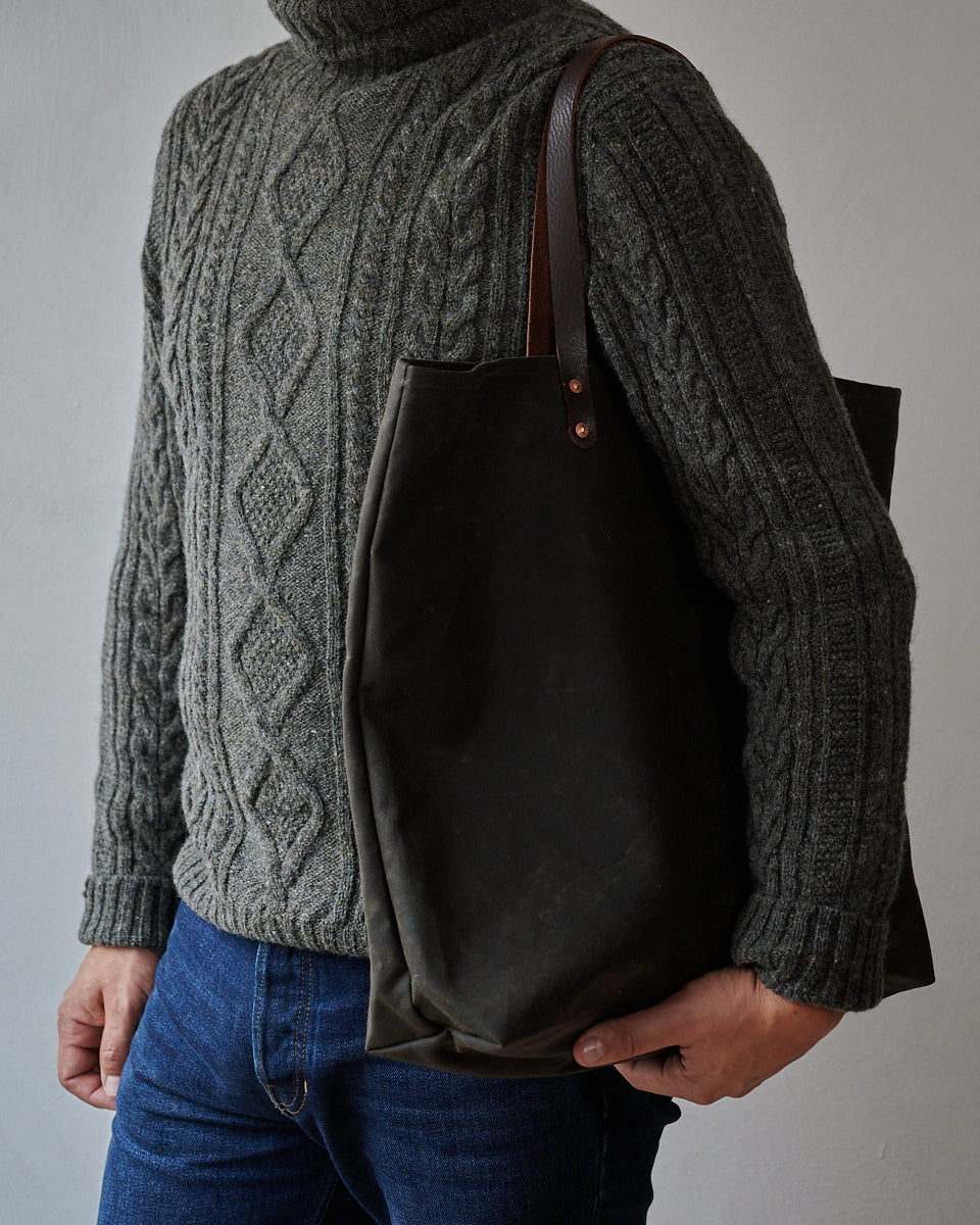 Dark olive cotton bag with wet wax finish and leather straps